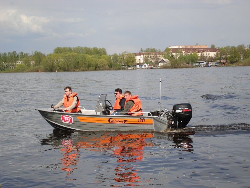 Алюминиевая лодка Wellboat-42 NexT консоль 24 Алюминиевая лодка Вельбот 42 нэкст Wellboat-42 NexT консоль